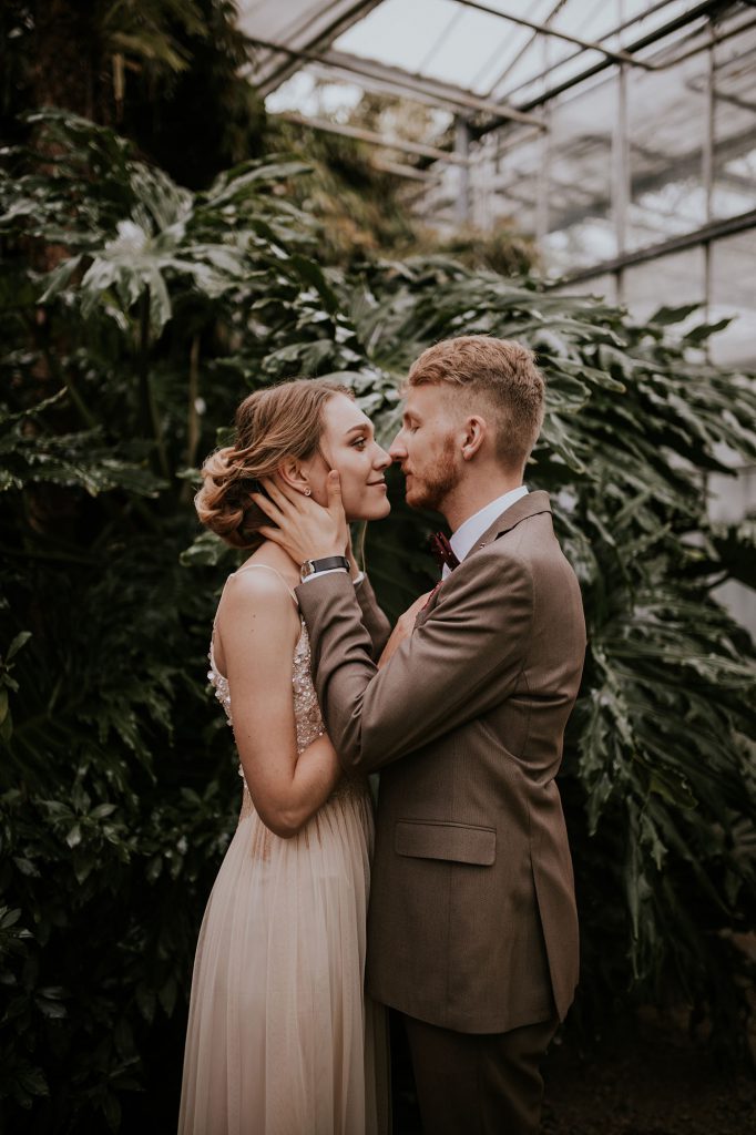 fotograf plener sesja ślubna powsin szklarnia ogród botaniczny