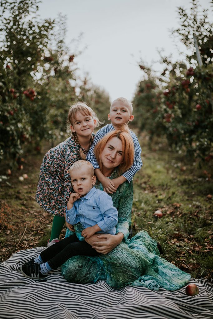 sesja rodzinna w sadzie jabłkowym sochaczew